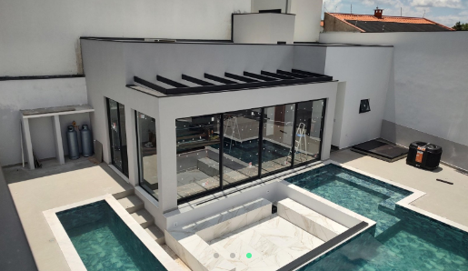 Área de piscina com esquadrias de alumínio preto